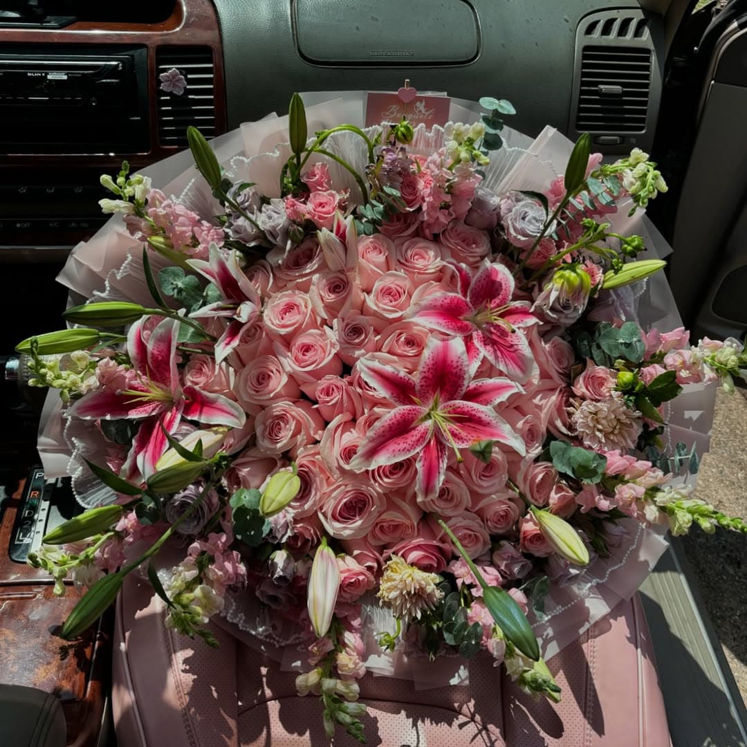 Centerpiece arrangement by Bouquets by Naomy