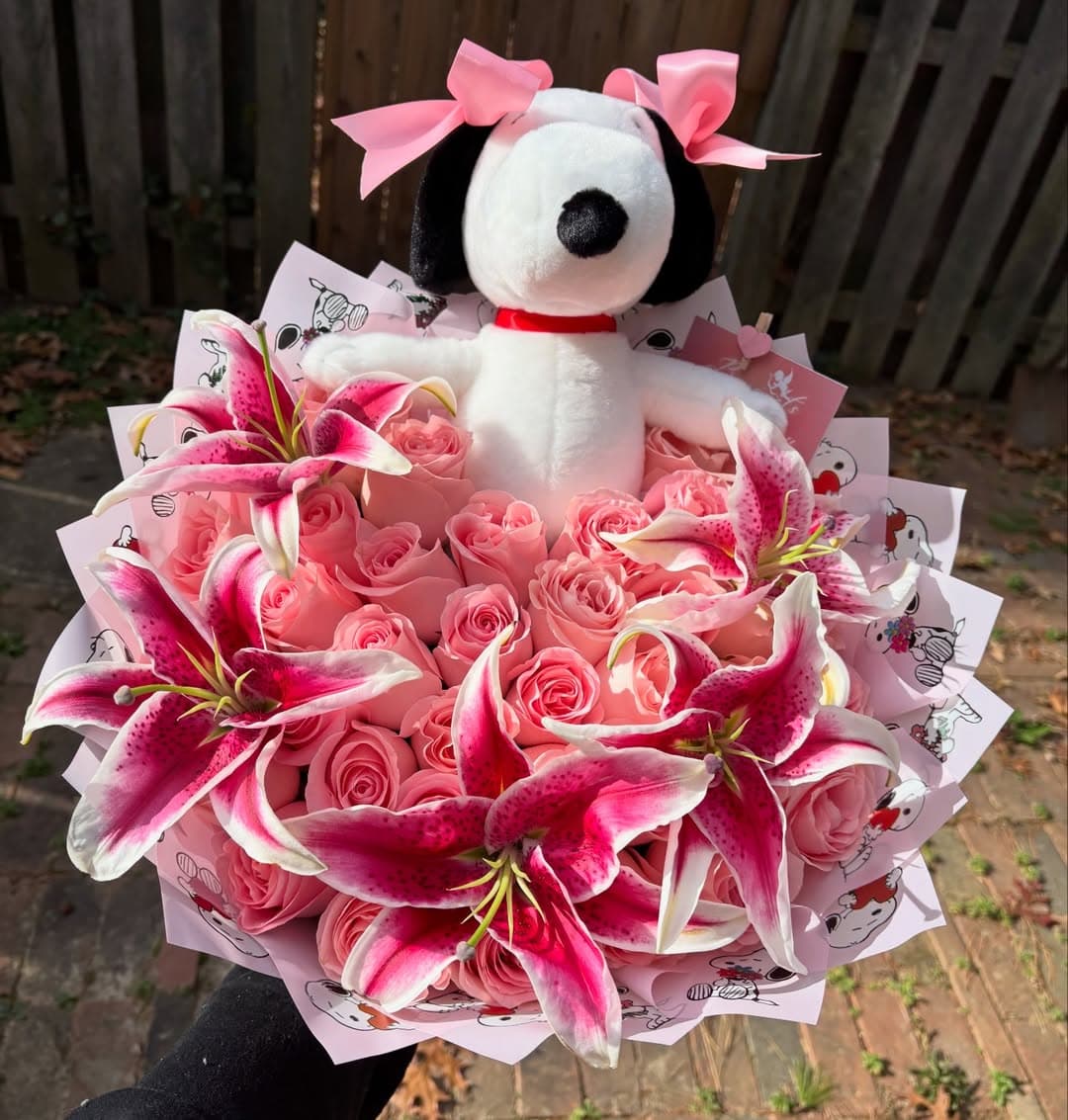 Gift-wrapped flowers by Bouquets by Naomy