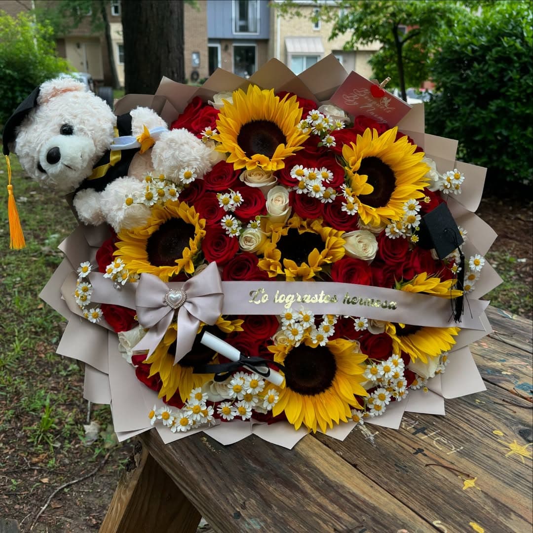 Rose box by Bouquets by Naomy